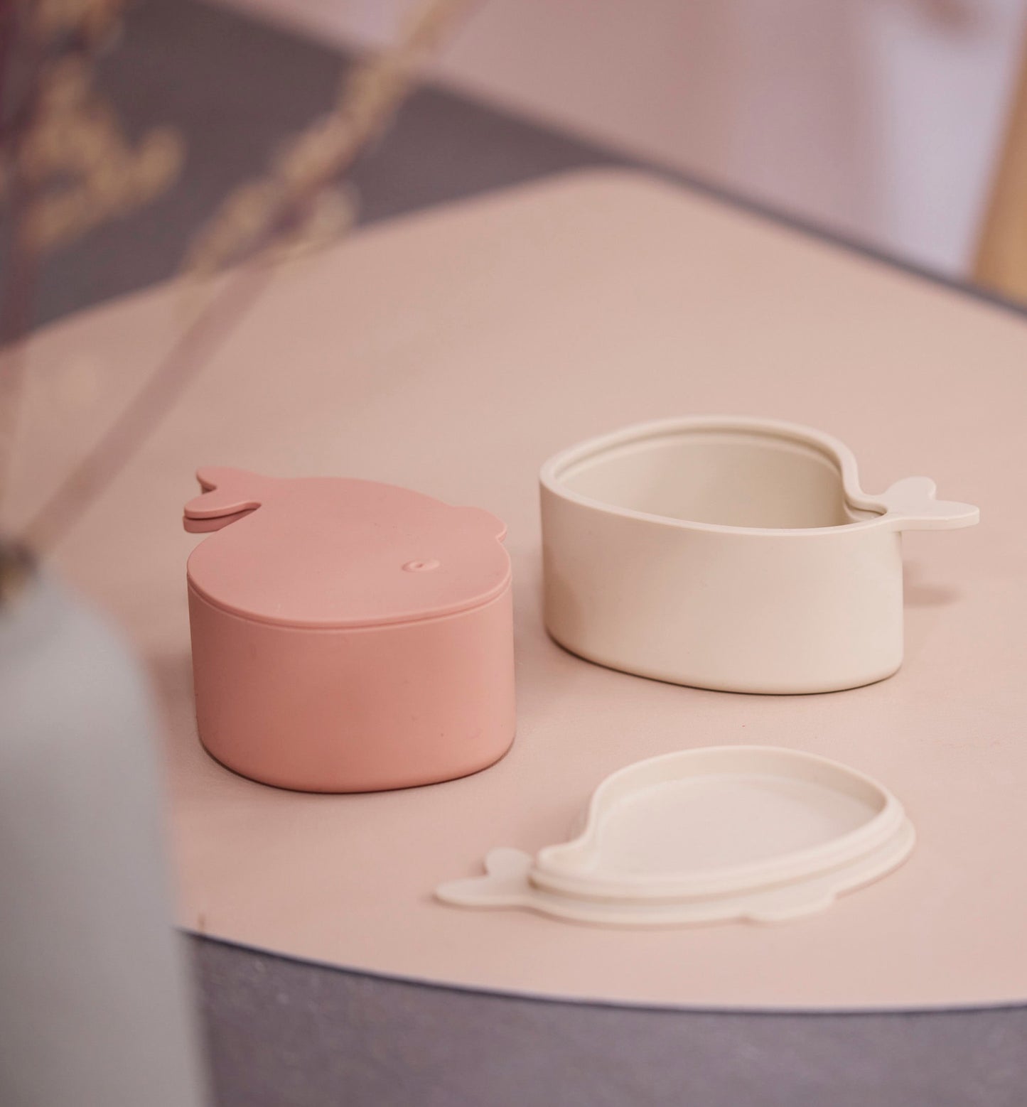 Filibabba Zestaw 2 mini pudełek na przekąski Wieloryb Blush