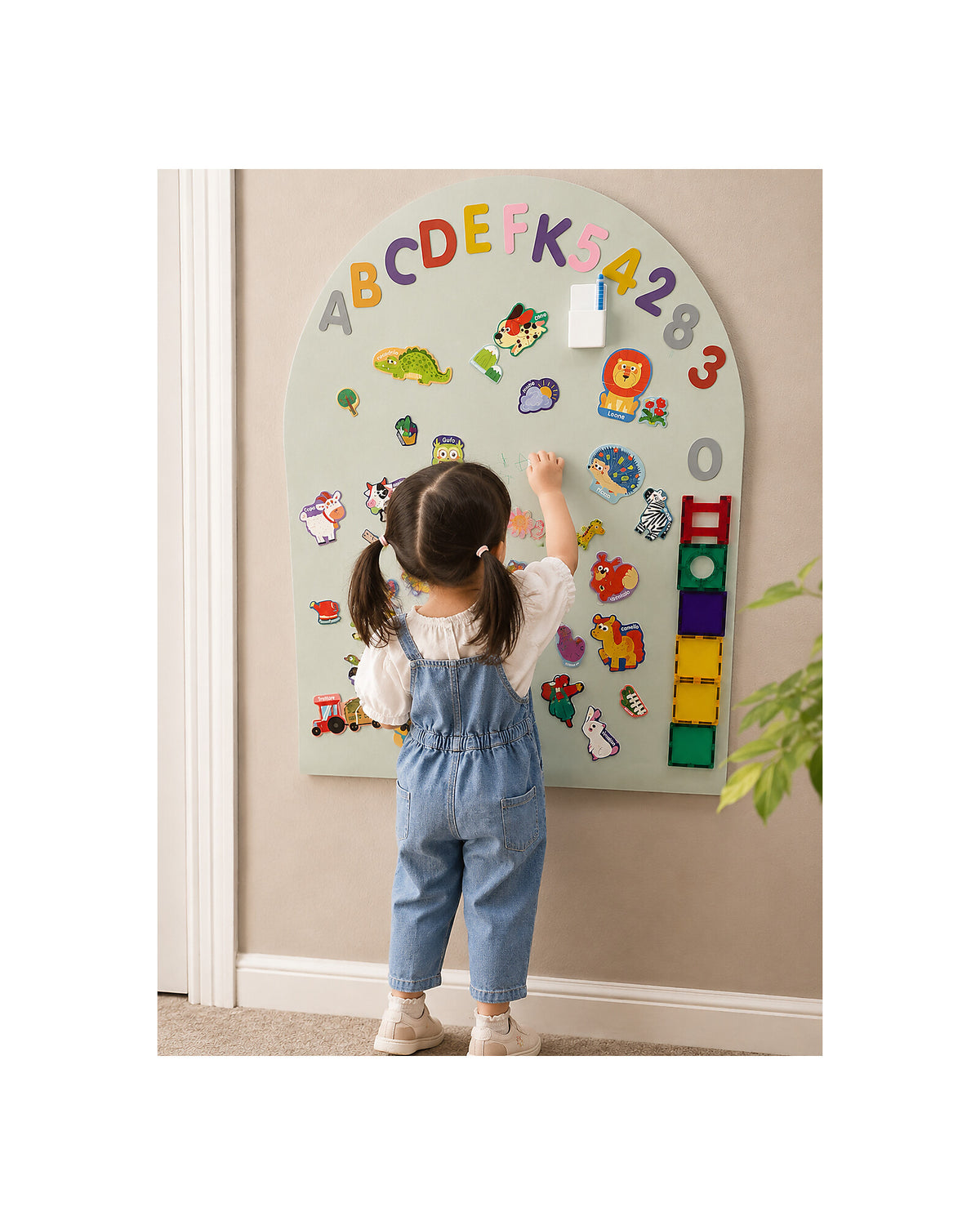 Family Nation MagneKids magnetyczna tablica samoprzylepna Arch 95×60 cm – Sage Green