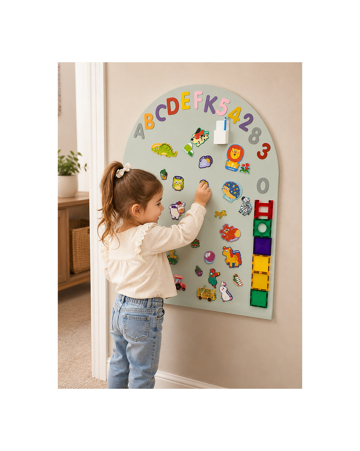 Family Nation MagneKids magnetyczna tablica samoprzylepna Arch 95×60 cm – Sage Green