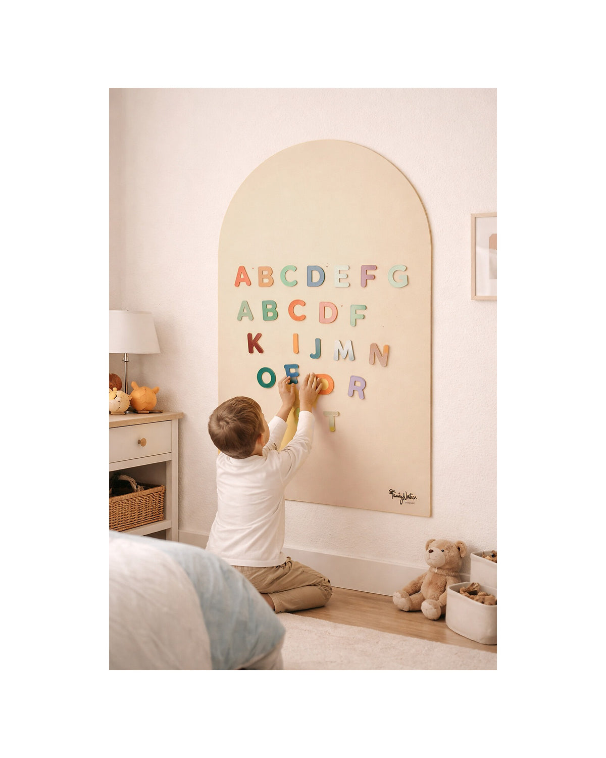 Tablica magnetyczna MagneKids Arch 95×60 cm w kolorze Sand w pokoju dziecka