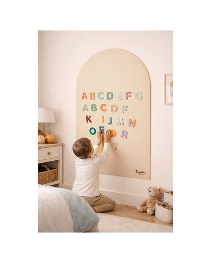 Tablica magnetyczna MagneKids Arch 95×60 cm w kolorze Sand w pokoju dziecka