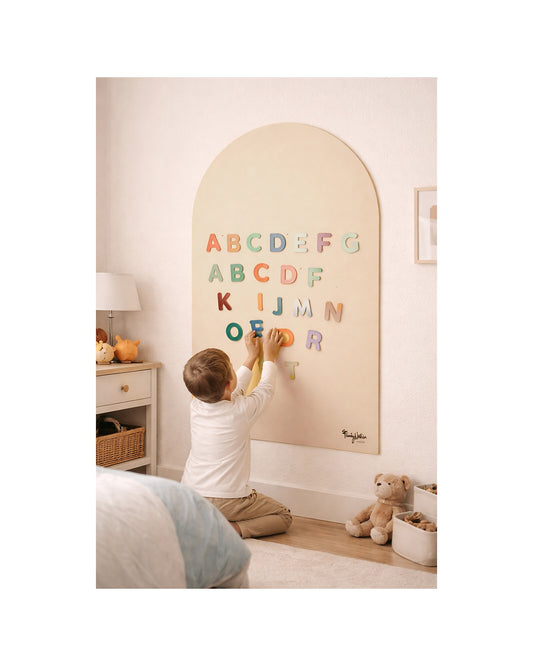 Tablica magnetyczna MagneKids Arch 95×60 cm w kolorze Sand w pokoju dziecka