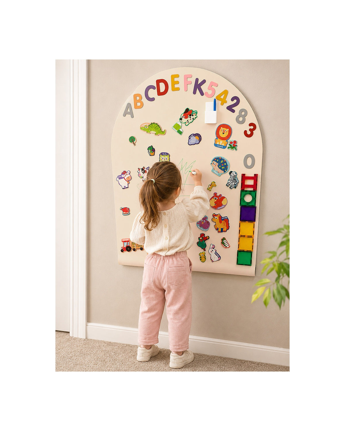 Dziecko układa magnesy na tablicy MagneKids Arch 95×60 cm Sand