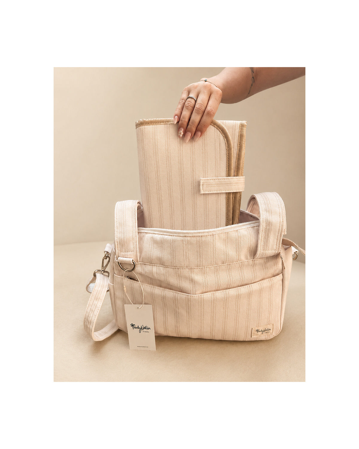 Family Nation składany przewijak podróżny – Stripes Beige