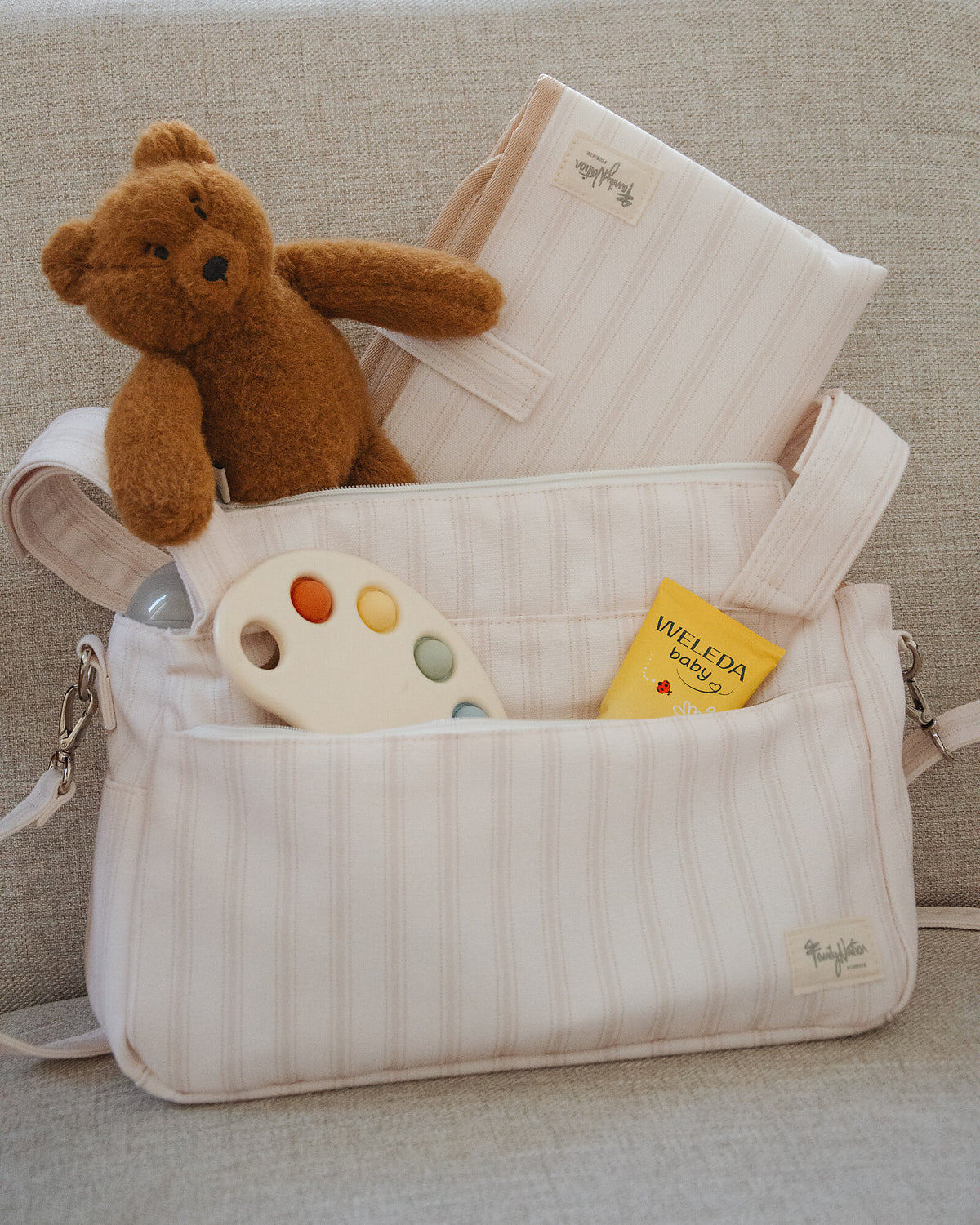 Family Nation składany przewijak podróżny – Stripes Beige